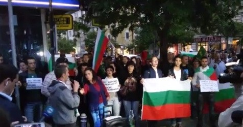 Milliyetçiler, HÖH Genel Merkezi önünde “Bayrağı Kim Dikti” şarkısını söyledi
